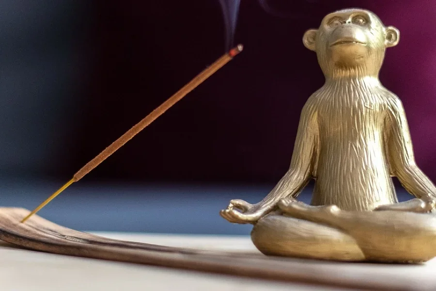 Räucherstäbchenhalter mit meditierendem Affen