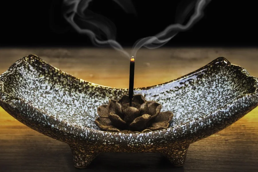 Weihrauch auf einem Keramiktablett