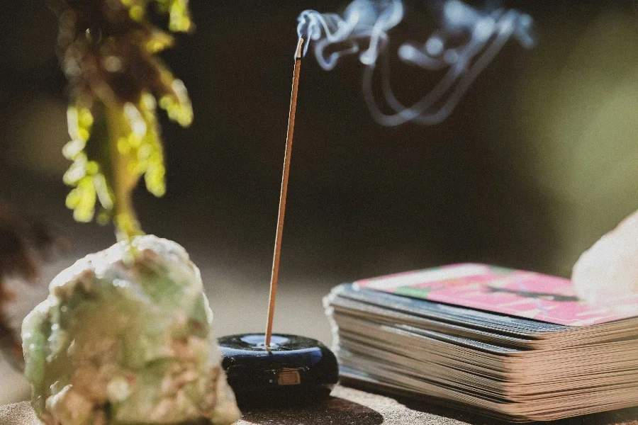 Bâton d'encens brûlant à côté de cristaux de méditation