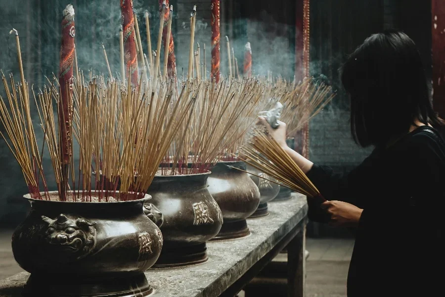 Des bâtons d'encens brûlent dans un temple