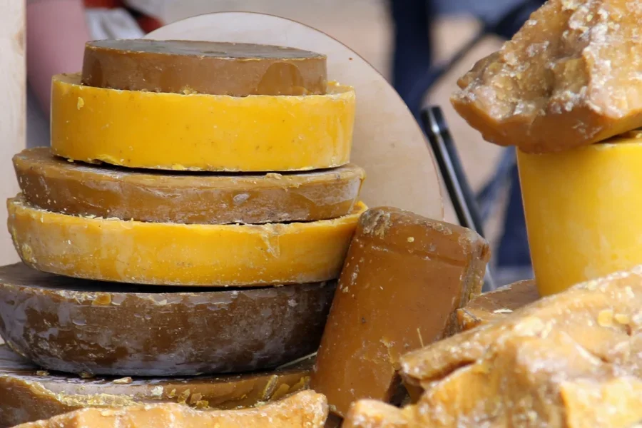 Potongan besar lilin lebah ditumpuk satu di atas yang lain