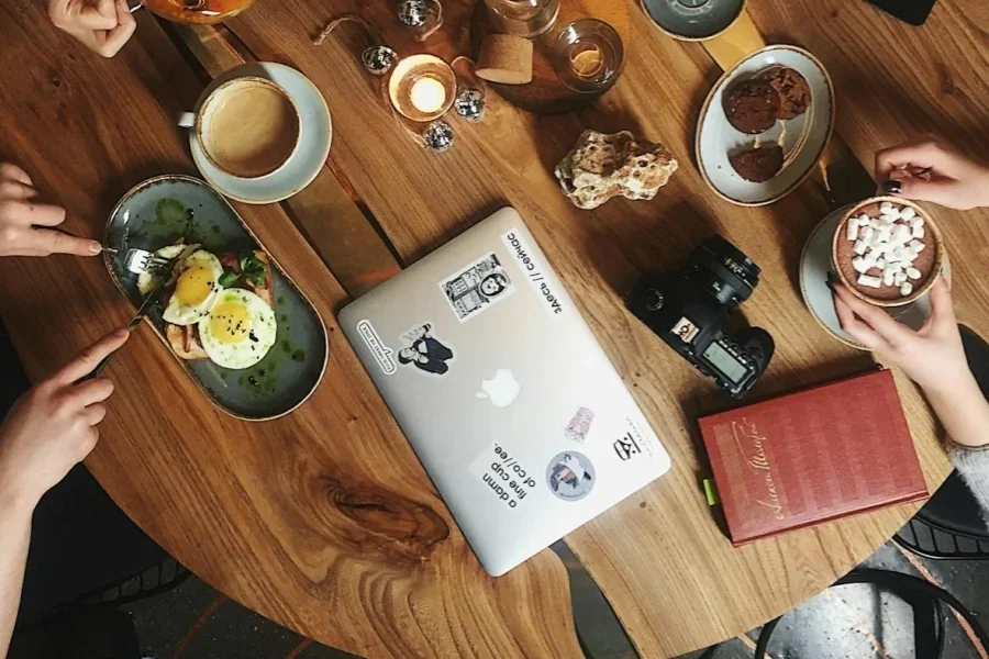 Orang-orang minum dan makan di meja