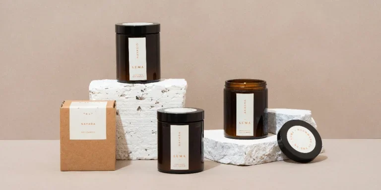 Conjunto de velas de soja dispuestas en un embalaje.