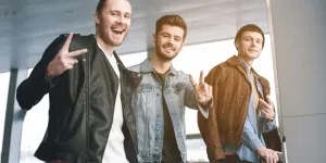 Trois hommes portant des tenues Y2K