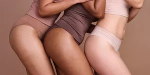 Trois femmes portant des culottes sans couture