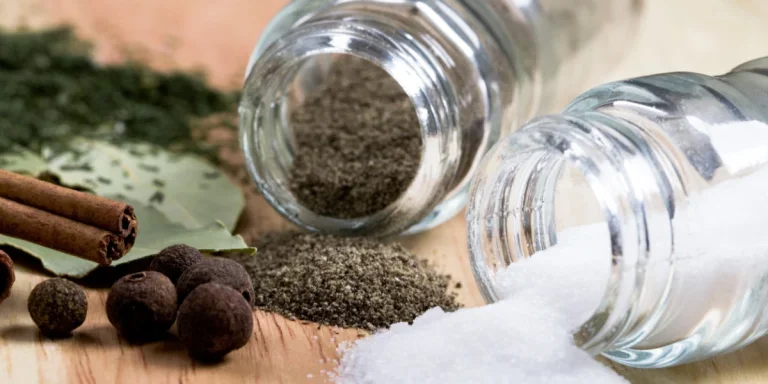 Saleros y pimenteros tradicionales sobre una mesa