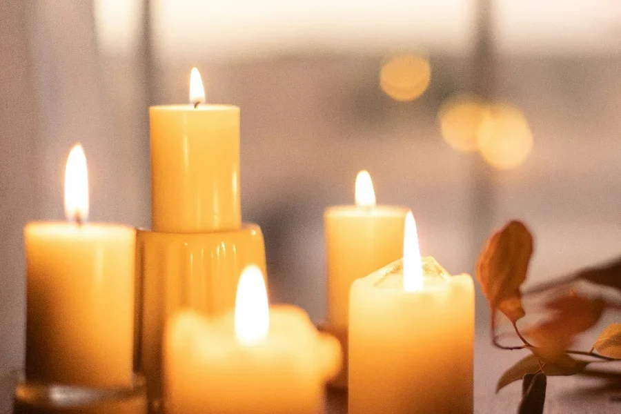 Velas blancas encendidas sobre una mesa