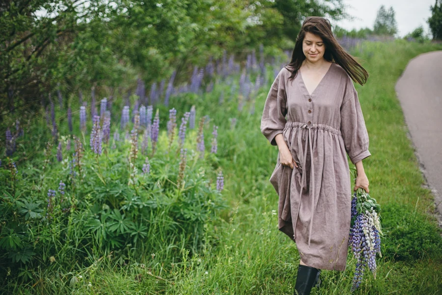 Woman wearing a linen dress and leather boots
