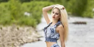 امرأة شابة ترتدي سترة جينز زرقاء قصيرة