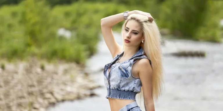 Молодая женщина в синей джинсовой укороченной куртке