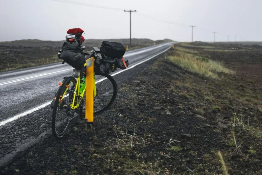 Ein auf der Straße geparktes Fahrrad mit Taschen