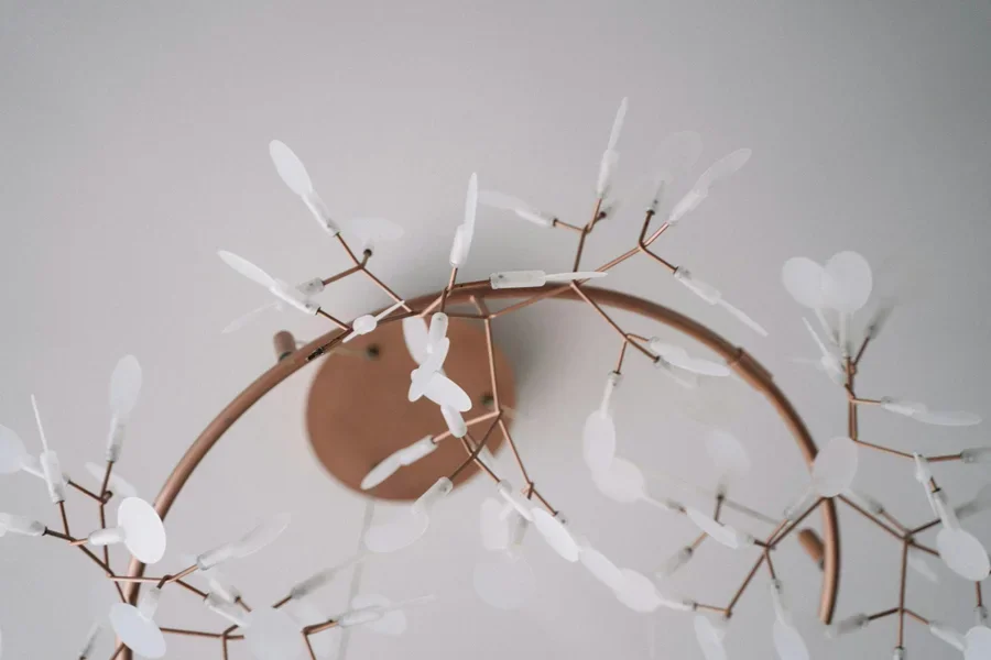 Люстра на потолке