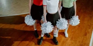 Kundi la Washangiliaji Walioshikilia Pom-Pom Nyeupe