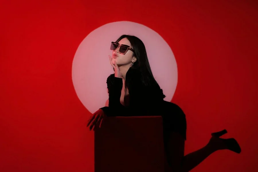 Una mujer posando sobre un fondo rojo