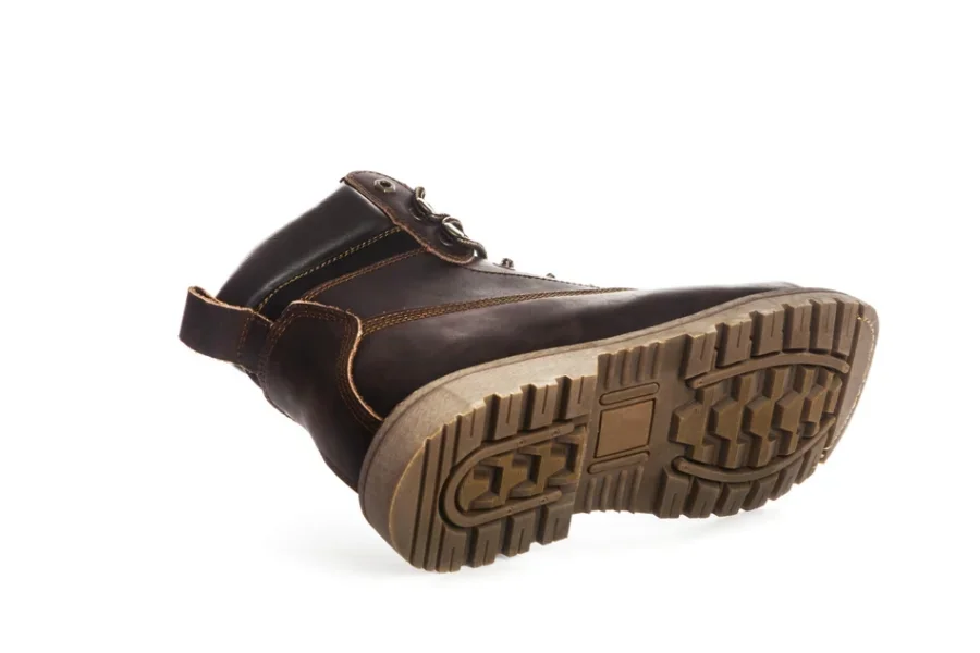 Коричневые кожаные нескользящие туфли с толстой подошвой и глубокими бороздками.