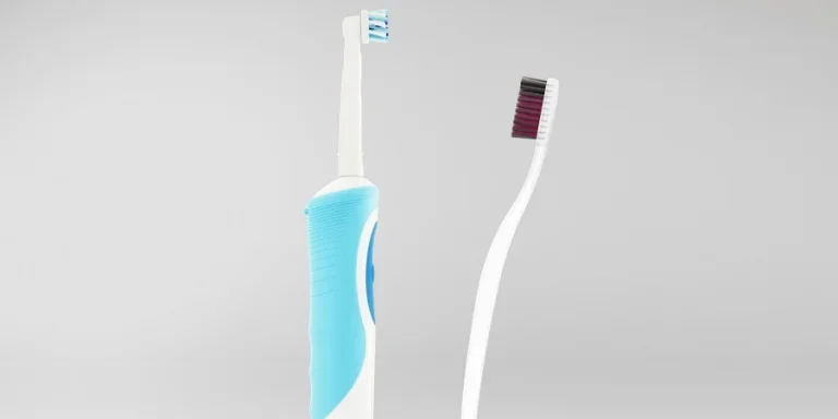 Художественный снимок крупным планом демонстрирует головку электрической зубной щетки на размытом фоне.
