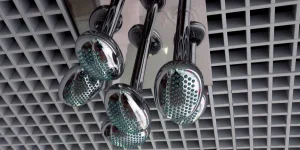 Un groupe de haut-parleurs de douche argentés
