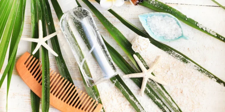 Un peigne et une bouteille de spray au sel marin