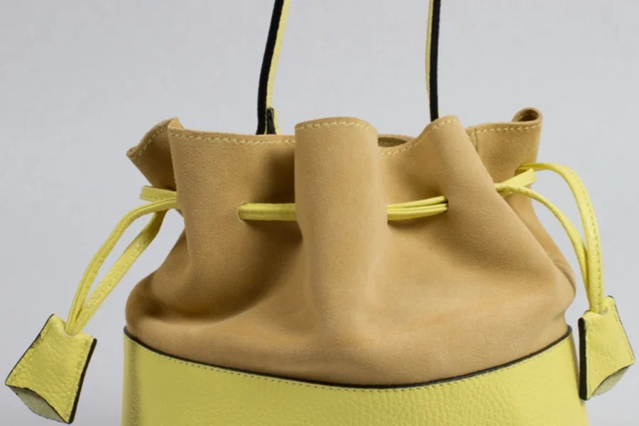 Une fermeture à cordon sur un sac seau