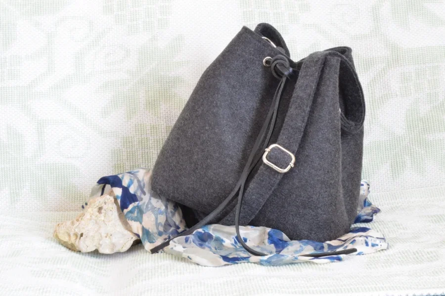 Un sac seau gris en feutre