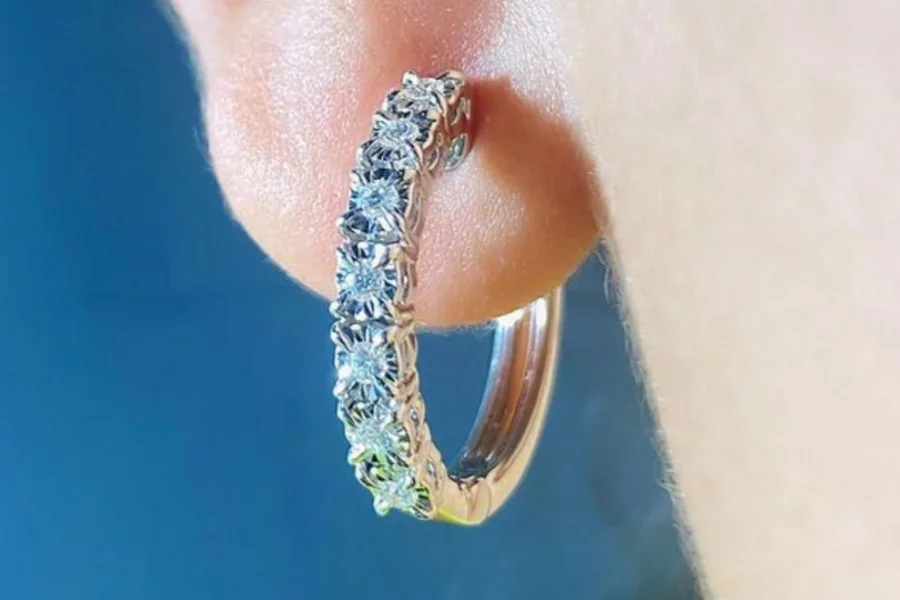 Une boucle d'oreille créole sur une oreille