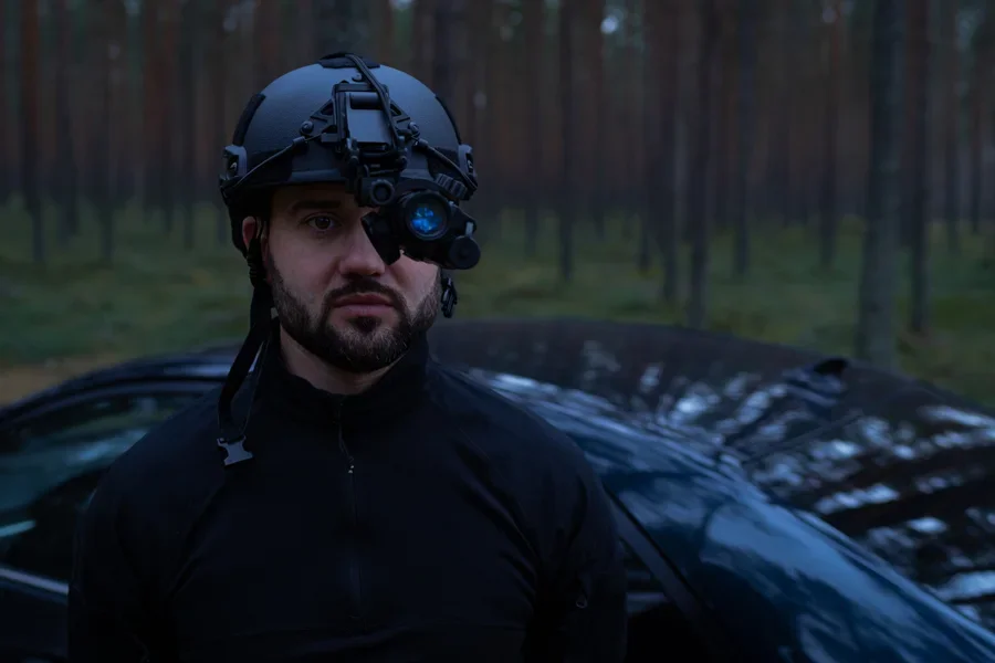 Ein Mann mit einer am Helm befestigten Schutzbrille