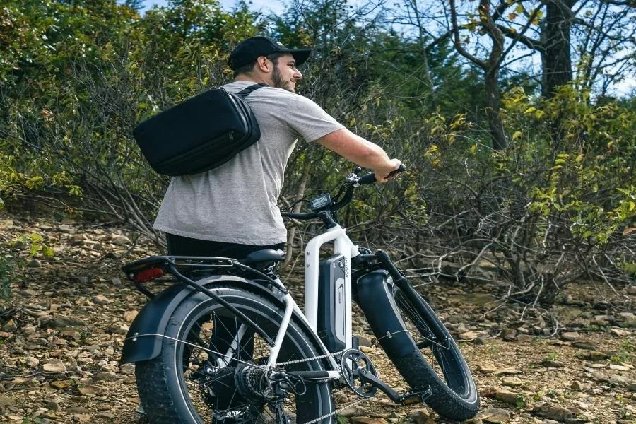 Ein Mann mit einem Gelände-E-Bike im Wald