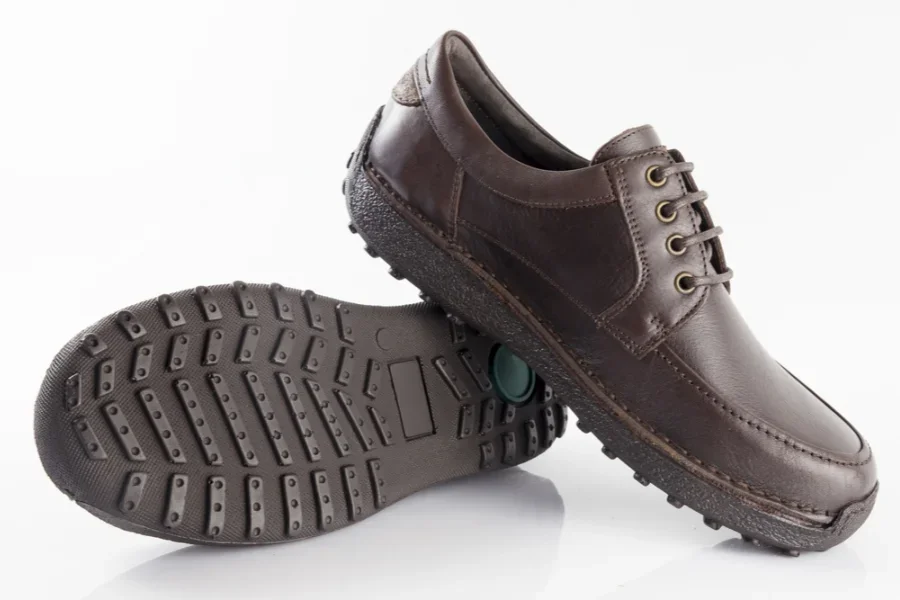 Мужские коричневые кожаные нескользящие туфли.