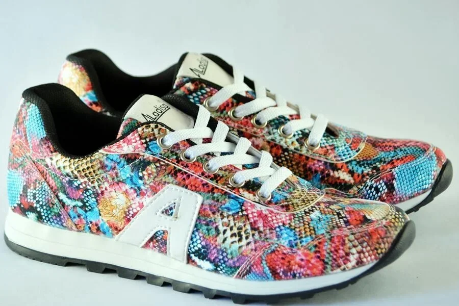 Пара разноцветных кроссовок