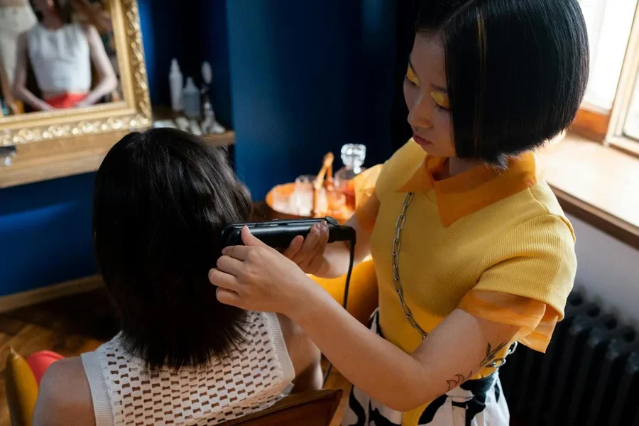 Eine Person beim Friseur