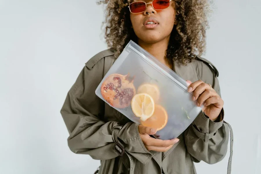 Человек держит мешок с фруктами