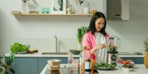 Seseorang di dapur sedang membuat salad