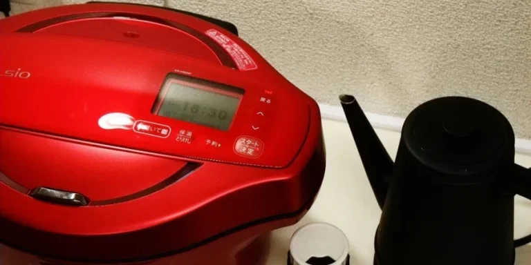 Красный горшок и черная лейка