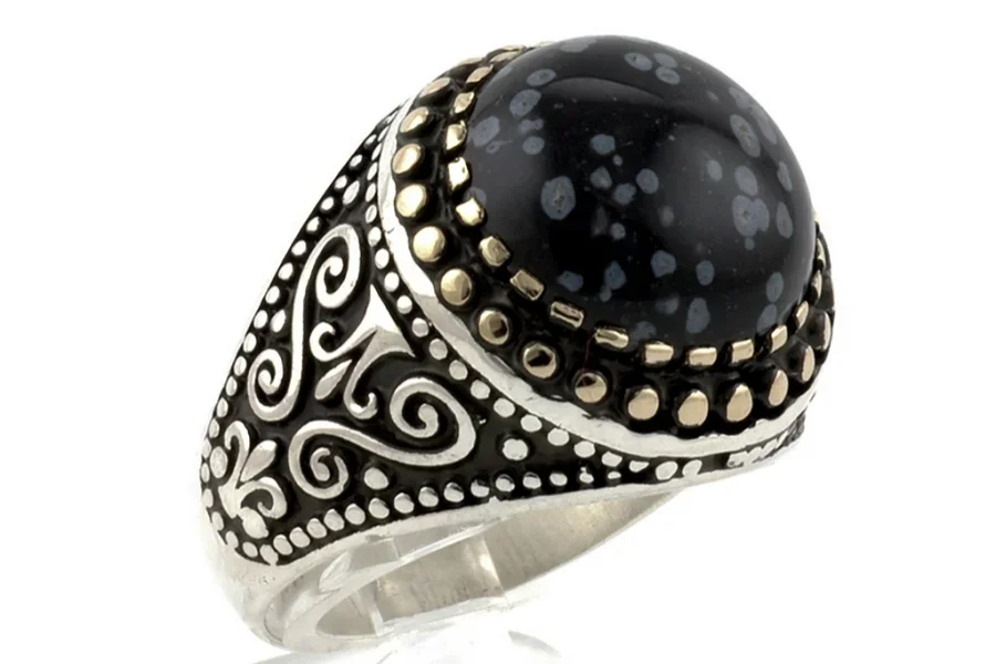 Un anillo de plata con piedra de obsidiana pulida.