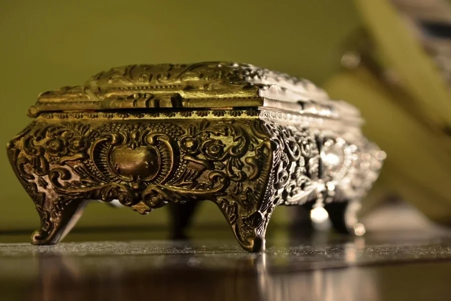 Eine Vintage-Schmuckschatulle mit komplizierten Designs