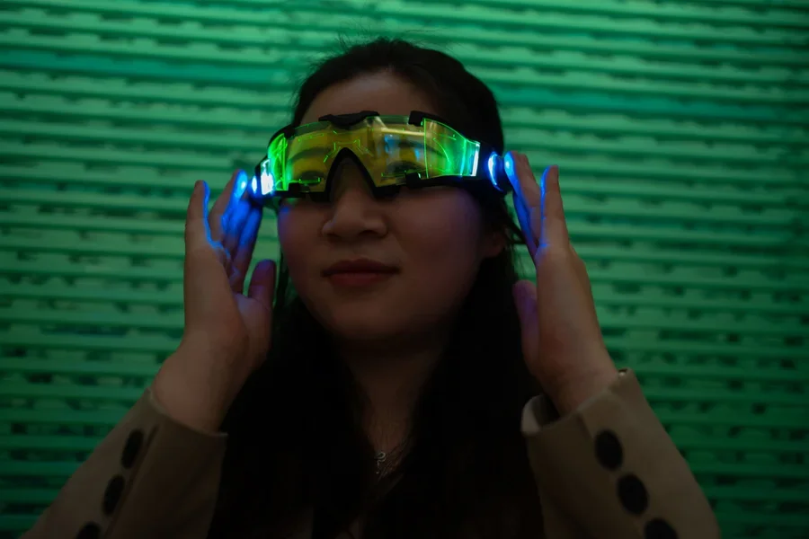 Eine Frau mit digitaler Nachtsichtbrille