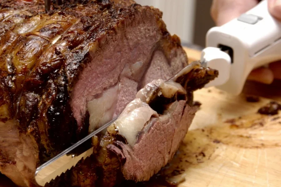 Ein elektrisches Messer zum Tranchieren großer Braten