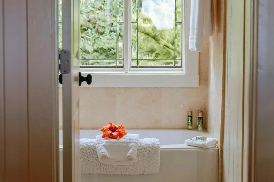 Kamar mandi di rumah resor modern