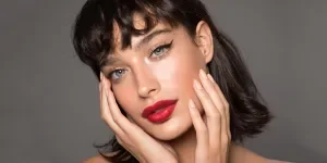 Beauté avec frange Cheveux mi-longs