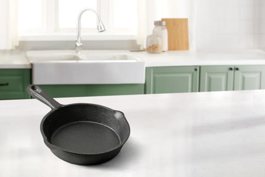 キッチンの黒い鋳鉄製フライパン