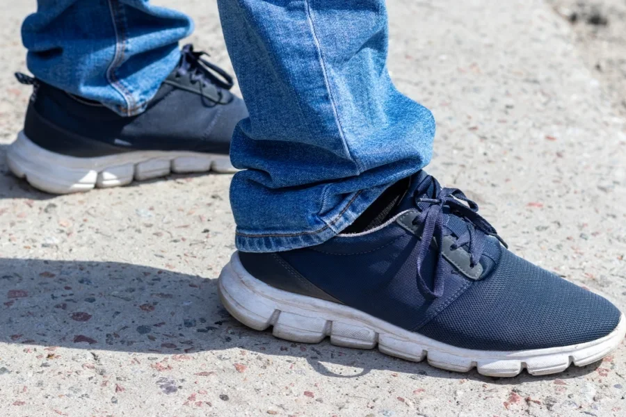 Синие кроссовки с белой нескользящей подошвой