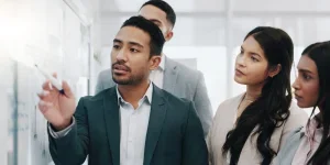 Orang-orang bisnis melakukan brainstorming tim