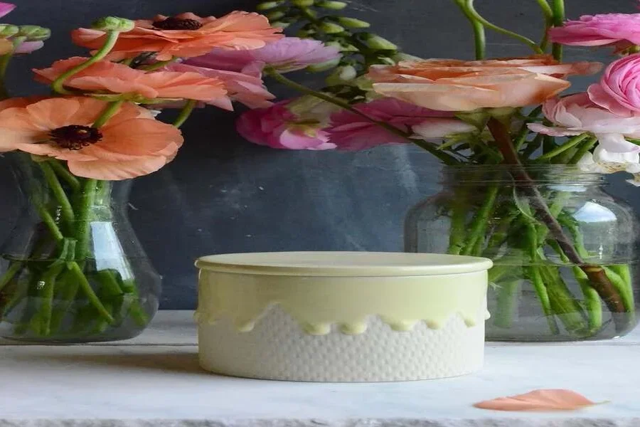 Campana de mantequilla diseñada con pintura goteando por el frente