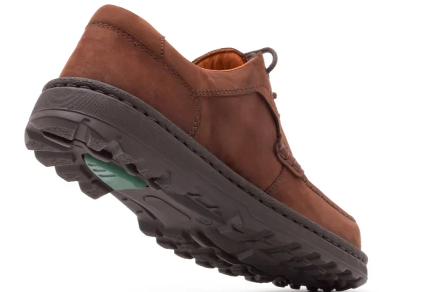 Повседневные коричневые замшевые нескользящие туфли