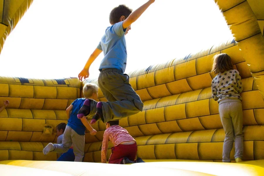 Enfants jouant sur un château gonflable