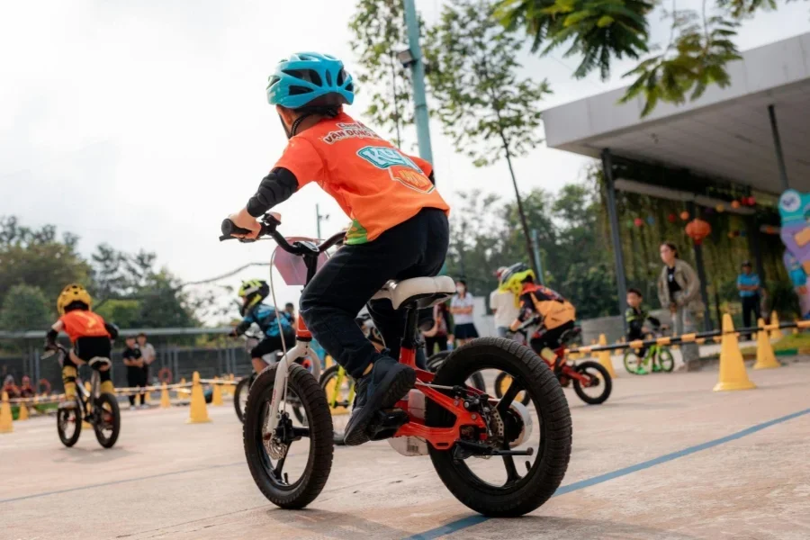 Enfants faisant du vélo dans un parc extérieur