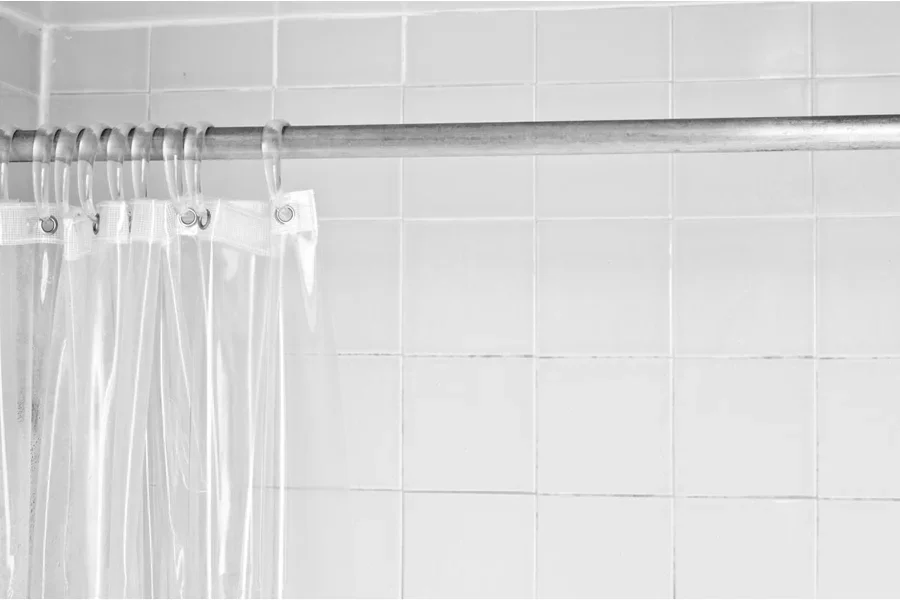 Прозрачная занавеска для душа с белой плиткой в душе