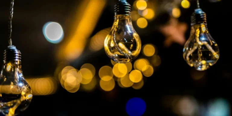 Фотография трёх висящих лампочек крупным планом