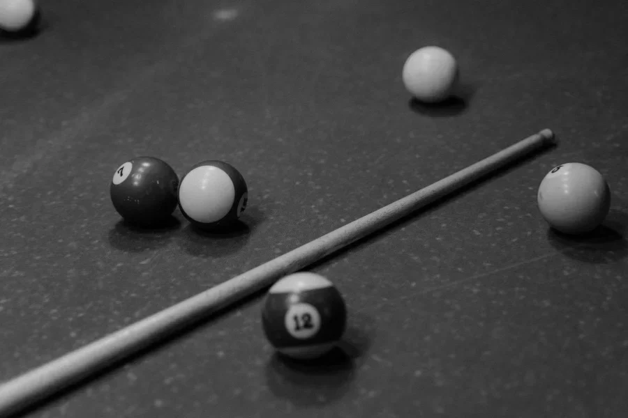 Primer plano de un taco de billar y bolas de billar