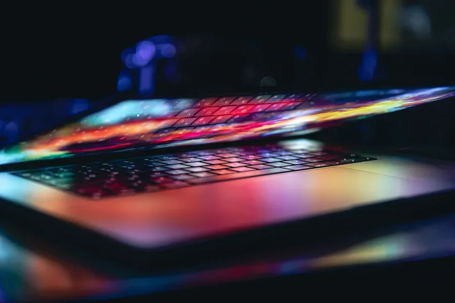 Закрытие ноутбука с включенным экраном